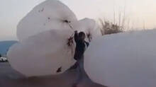 pak-residents-filling-balloons-with-cooking-gas-to-met-with-shortage