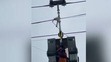 technical-glitch-around-300-tourists-stranded-in-cable-car-in-gulmarg