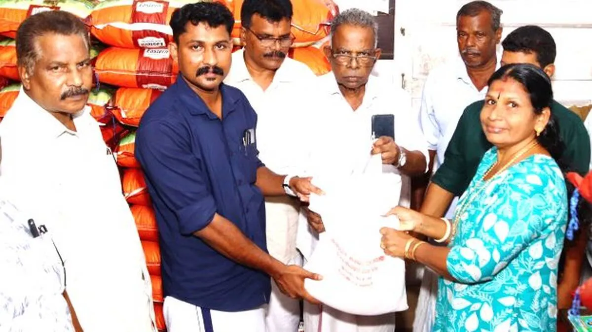 ദുരിതാശ്വാസ
അരി വിതരണം