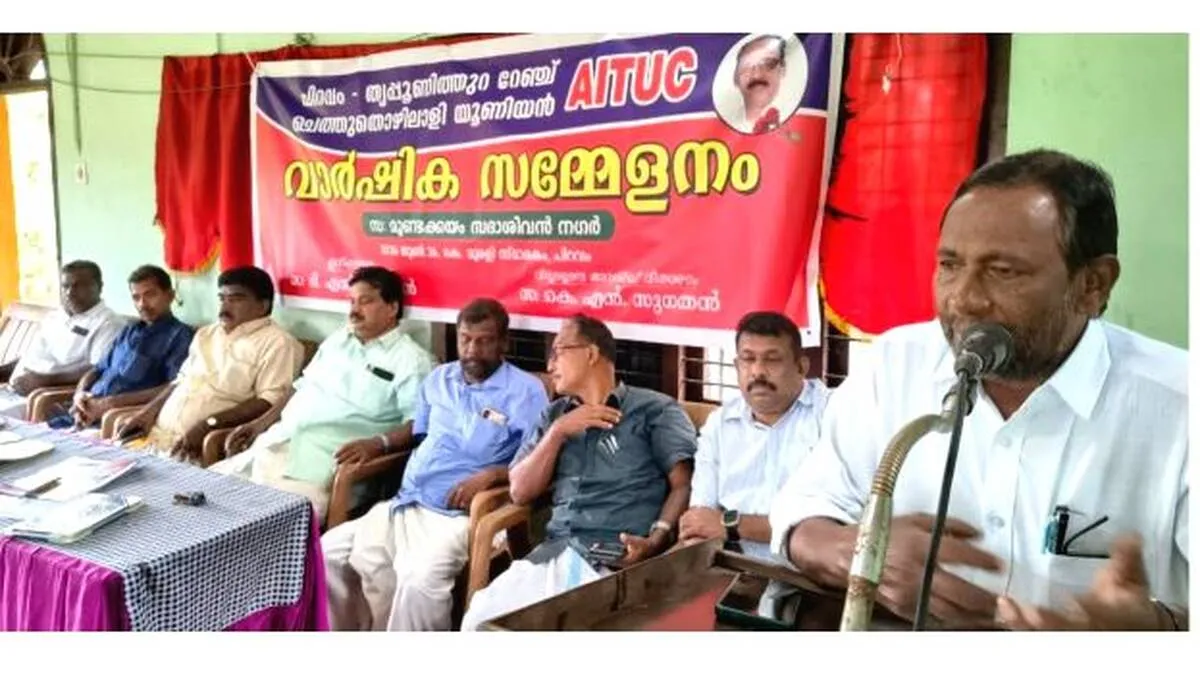 കള്ള്ചെത്തു വ്യവസായത്തെ സംരക്ഷിക്കുന്ന
മദ്യനയം നടപ്പിലാക്കണം: എ.ഐ.ടി യു.സി