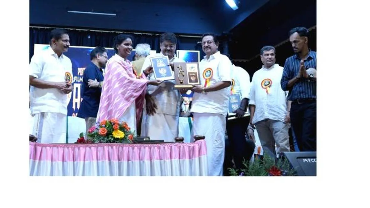 രാ​ജൻ അ​ന​ശ്വ​രയ്ക്ക് പുരസ്കാരം നൽകി
