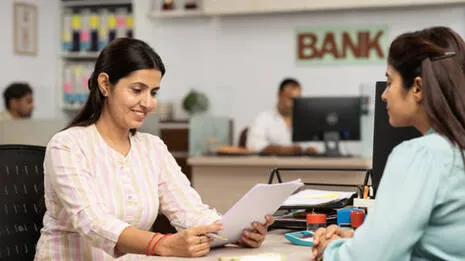 bank-employee.1.3928586