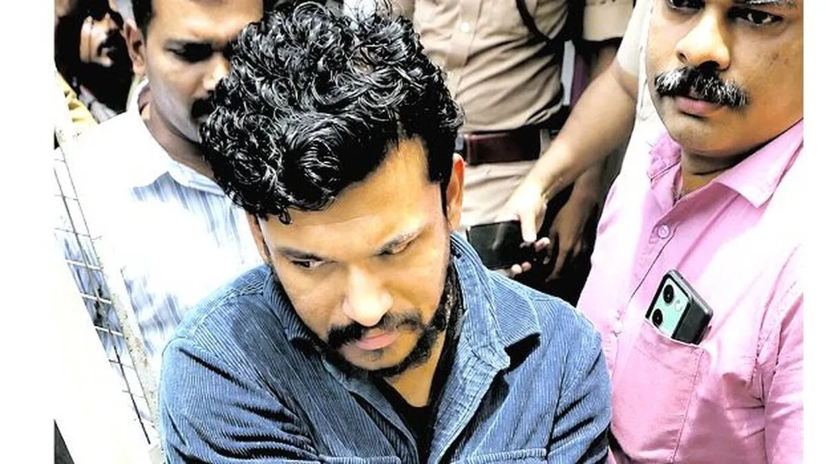 വിളയാട്ടത്തിന് വിലങ്ങ്, ആഭ്യന്തര മന്ത്രിയെ വരെ വെല്ലുവിളിച്ച  അർജുൻ ആയങ്കി തുറുങ്കിൽ