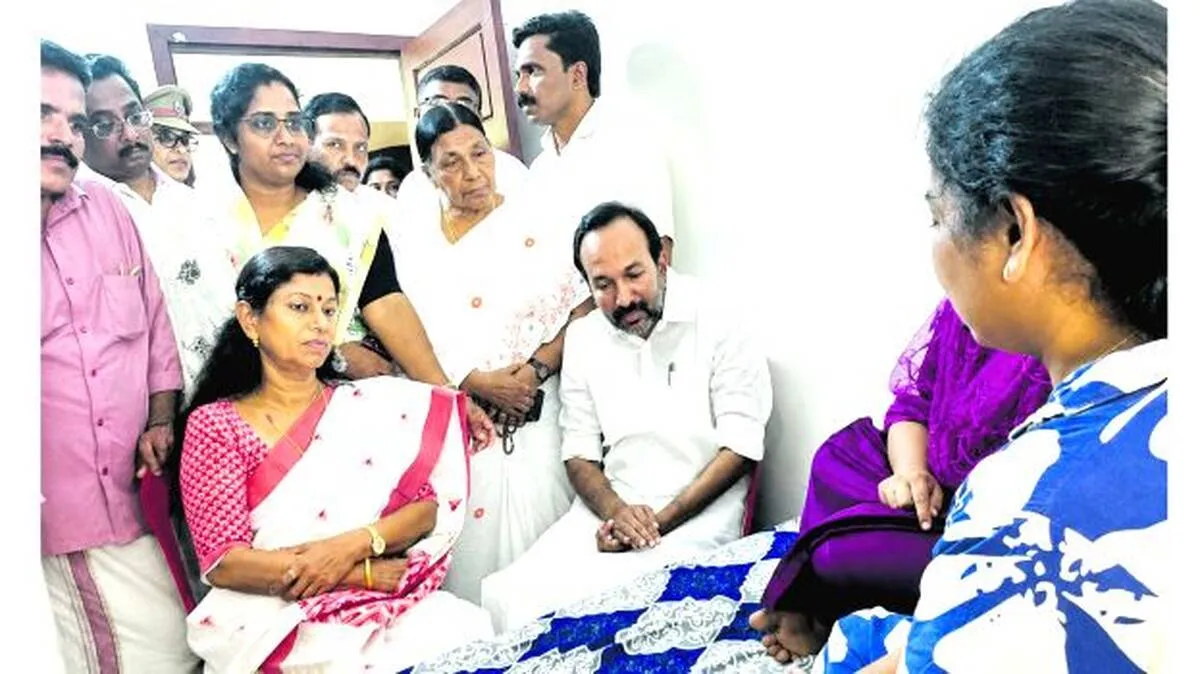 തീരദേശ  സന്ദർശനവുമായി  മുഖ്യമന്ത്രിയും  മന്ത്രിമാരും:
പ്രതിഷേധ  തിരയടക്കാൻ  സാന്ത്വനം
