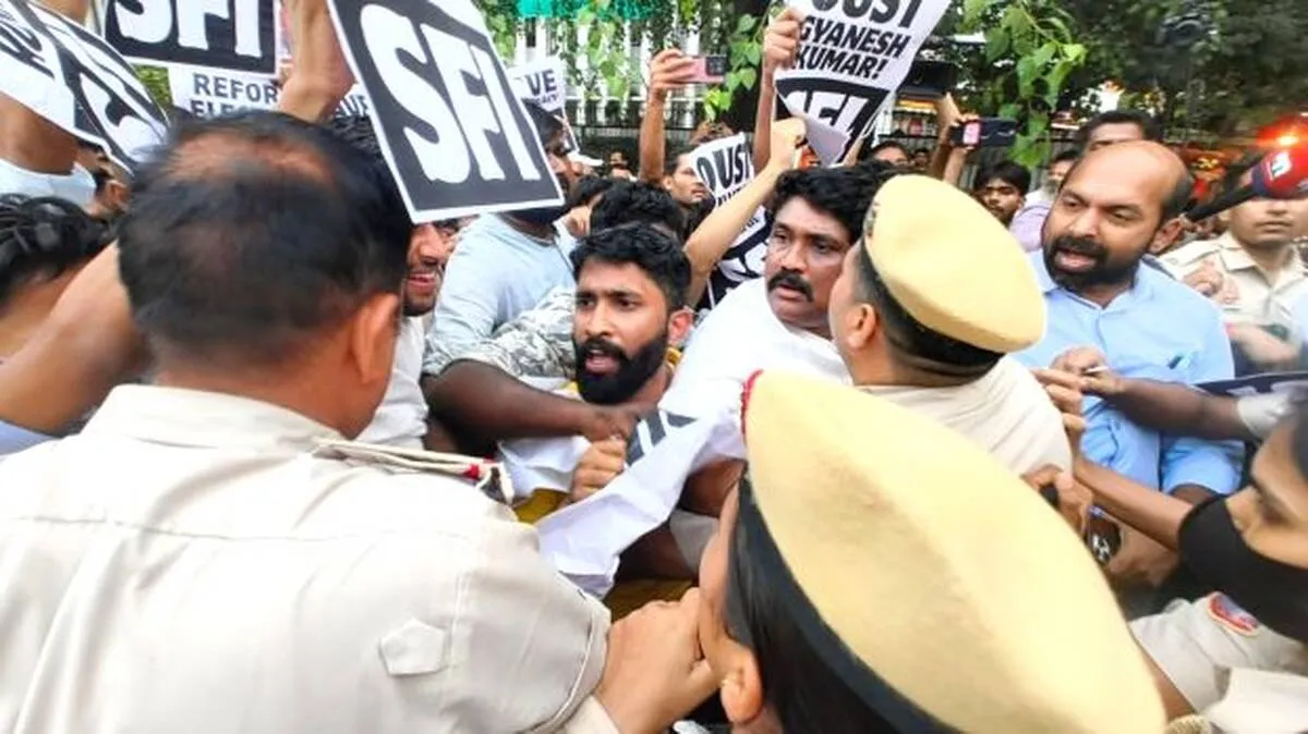 എൻഡിഎ  കക്ഷികളും  ഗ്യാനേഷിനെതിരെ,  രാജിക്കായി പ്രതിപക്ഷം തെരുവിൽ;   ഇംപീച്ച്മെന്റ്  നീക്കം തകൃതി