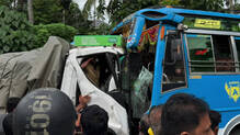kozhikode-kuttiyadi-private-bus-lorry-collision-20-injured