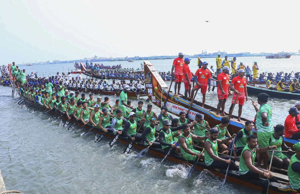 എറണാകുളം മറൈൻഡ്രൈവിൽ ടൂറിസം വകുപ്പ് സംഘടിപ്പിച്ച ഇന്ദിരാഗാന്ധി ചാമ്പ്യൻസ് ബോട്ട് ലീഗിൽ ചുണ്ടൻവള്ളങ്ങൾ അണിനിരന്നപ്പോൾ 