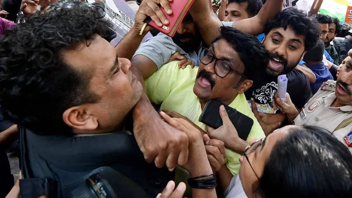സിപിഎം നേതാക്കൾ കസ്റ്റഡിയിൽ,  ഡൽഹിയിൽ ഡിവൈഎഫ്‌ഐയുടെ അപ്രതീക്ഷിത മാർച്ച്