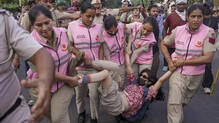 delhi-male-protesters-women-police-deployment