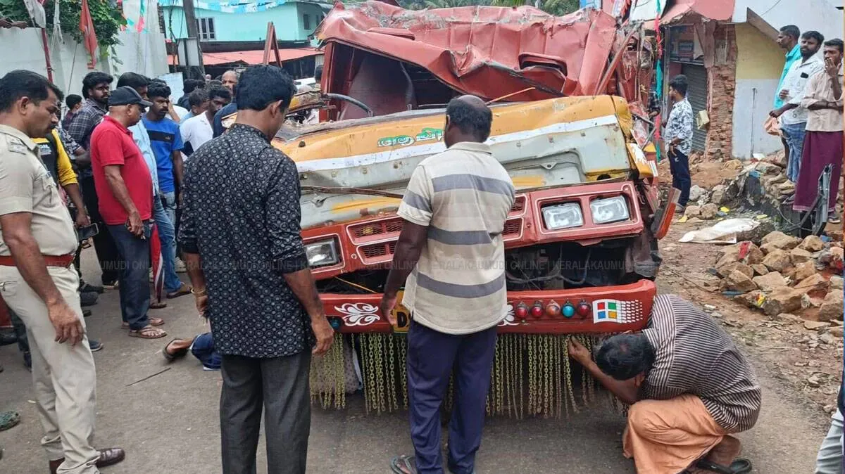 Ambulance carrying student injured in Kollam accident leaves for Thiruvananthapuram, police ask to clear way