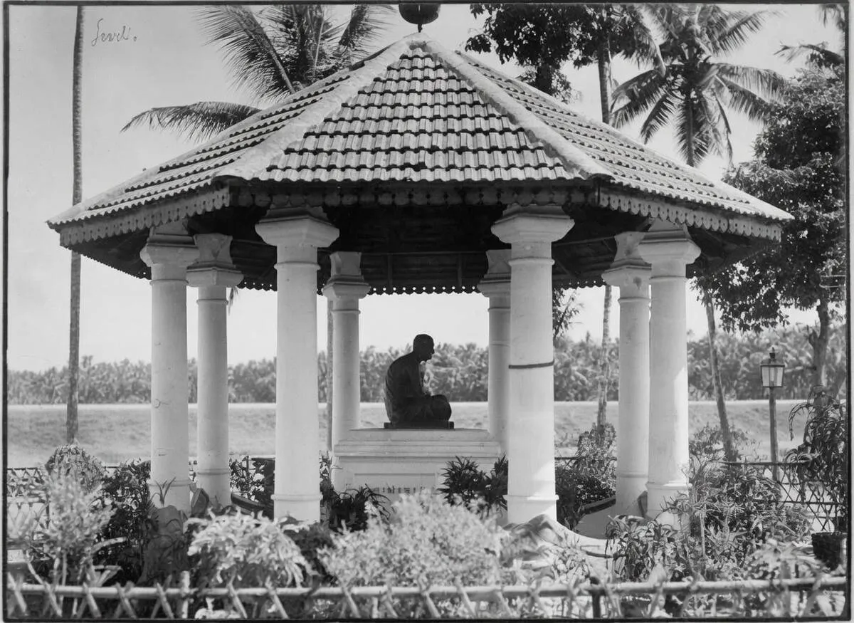 gurudeva-statue