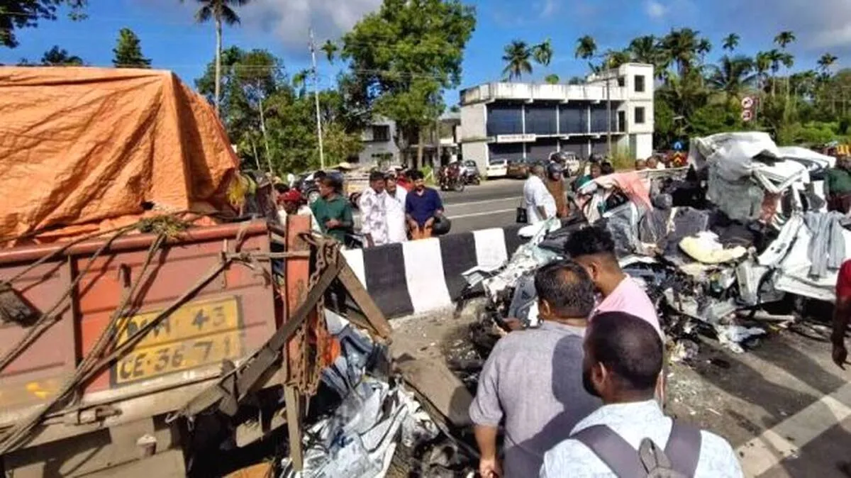 kaipamangalam-road-accide